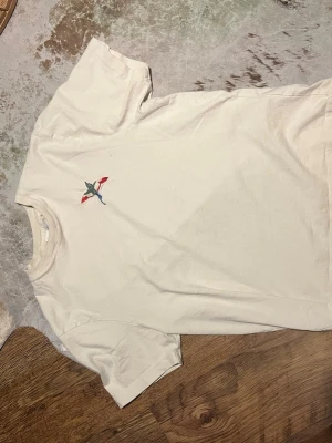 Axel Arigator T-shirt  - Den är helt ny men klippte av lappen så jag kan ej returnera den. Skulle vara en present men den passade tyvärr inte. Jag betalde 1000kr för den och finns även en bild på kvittot som kan skickas med om det önskas väldigt snygg t shirt