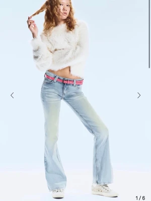 Ljusblå bootcut jeans weekday - Säljer dessa trendiga jeans från weekday i storlek 23/30. Passar xxs. Alsrig används och i jätte bra skick