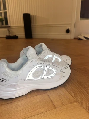 Dior skor B30 - Säljer ett par vita Dior sneakers!!                 Storlek: 42. Tar emot byten!! 