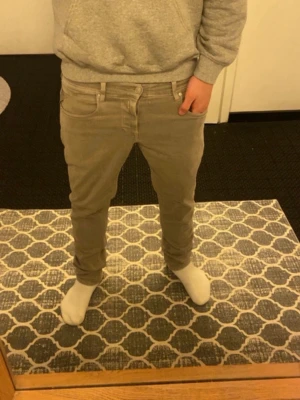 Grå slim fit jeans - Snygga grå slim fit jeans med klassisk femficksdesign och normal midja. Jeansen har en stilren look och passar perfekt till en avslappnad outfit. Tillverkade i ett mjukt och stretchigt material för extra komfort. Storlek (längd 32) (midja /// går inte att pruta