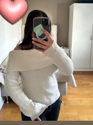 Jätte skön stickad tröja, off-shoulder - Helt ny, används en gång, köpt för 250kr