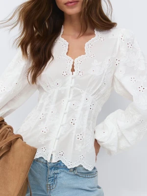 Vit blus från Gina tricot  - Slutsåld på hemsidan. Använd en gång!