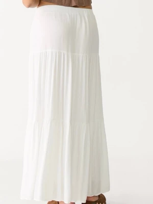 Vit långkjol  - Säljer min vita långkjol, helt oanvänd. Prislapp kvar