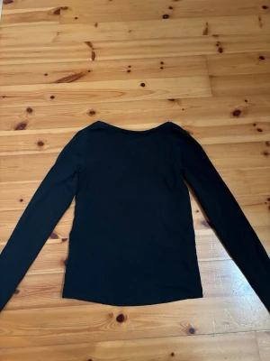 svart tröja  - svart långärmad basic tröja 