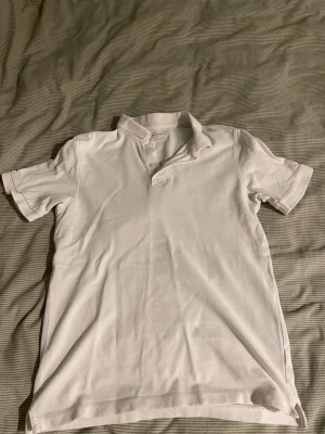 Vit pikétröja, dressman - Tja! Säljer nu min vita pikétröja från dressman efter som den inte längre passar mig. Enkel färg vilket gör den väldigt lätt att matcha till. Storlek S. Hör av dig vid intresse