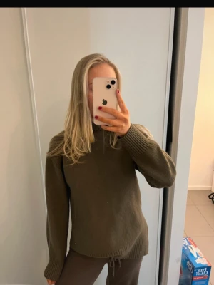 Grön stickad  - Grön stickad tröja från H&M, används inte längre! 