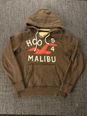 Hollister hoodie - sällsynt  - Eftertraktad Hollister hoodie i brun färg, tidlös modell i mycket fint skick. Perfekt för vardag och casual outfits. Sliten design   • Storlek: S • Skick: Väldigt bra – inga defekter • Färg: Brun • Material: Mjukt, bekvämt och välbevarat  Varför den är unik: – Klassisk Hollister-design som alltid håller – Svår att hitta i detta fina skick – Perfekt basic hoodie som funkar året runt  Skickas snabbt och tryggt 📦 inom 24h