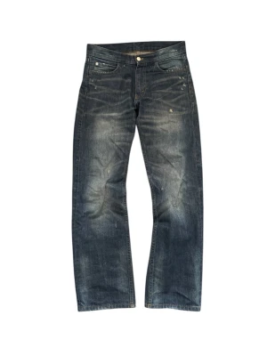 Jeans med slitningar  - Snygga straight fit jeans med slitage (W28 L32) vet inte vad de är för märke eftersom de inte står något på insidan 