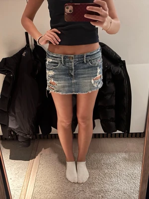 Vintage hollister jeanskjol - ASSNYGG vintage hollister jeanskjol!! W25❤️pris kan diskuteras!!! (Midjan är ca 38cm och längden är 25cm)