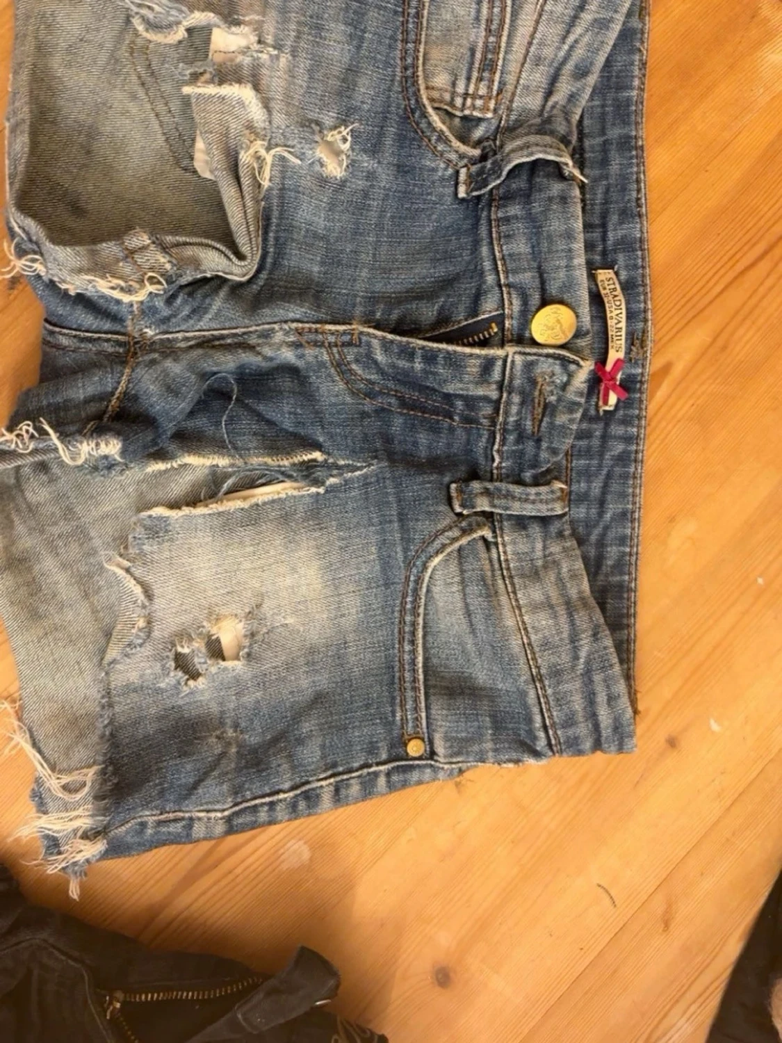 Blå jeansshorts lågmidjade med fransig kant - 2