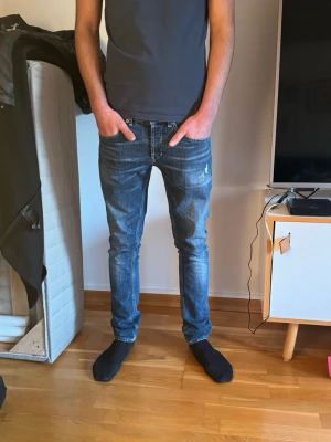 Dondup George jeans - Säljer ett par dondup George i stolek 30 som är i väldigt bra skick med snygga slitningar.