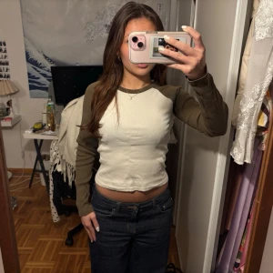 Vit och brun långärmad tröja  - Jätte fin brun och vit långärmad tröja från brandy melville! Har en liten bleknings fläck på högerarmen men inget som sticker ut allt för mycket 🤎