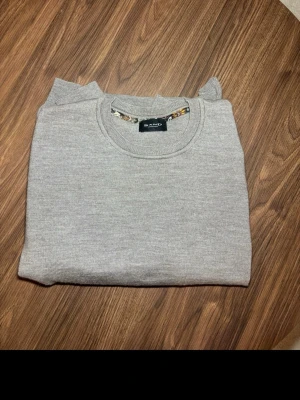 Ljusgrå rundhalsad tröja från Sand - Klassisk grå tröja från Sand med rund halsringning och långa ärmar. I toppen skick, använd ett fåtal gånger.