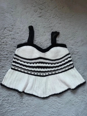 Virkad svartvit topp med breda band - Snygg virkad topp i svart och vitt med breda axelband