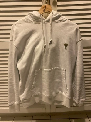 Vit Ami Hoodie - Vit hoodie från ami, säljer för den råkade krympa liiiiiite i tvätten, detta gjorde att luvan blev perfekt för den var för stor (i min smak) men däremot blev den lite kort i ärmarna