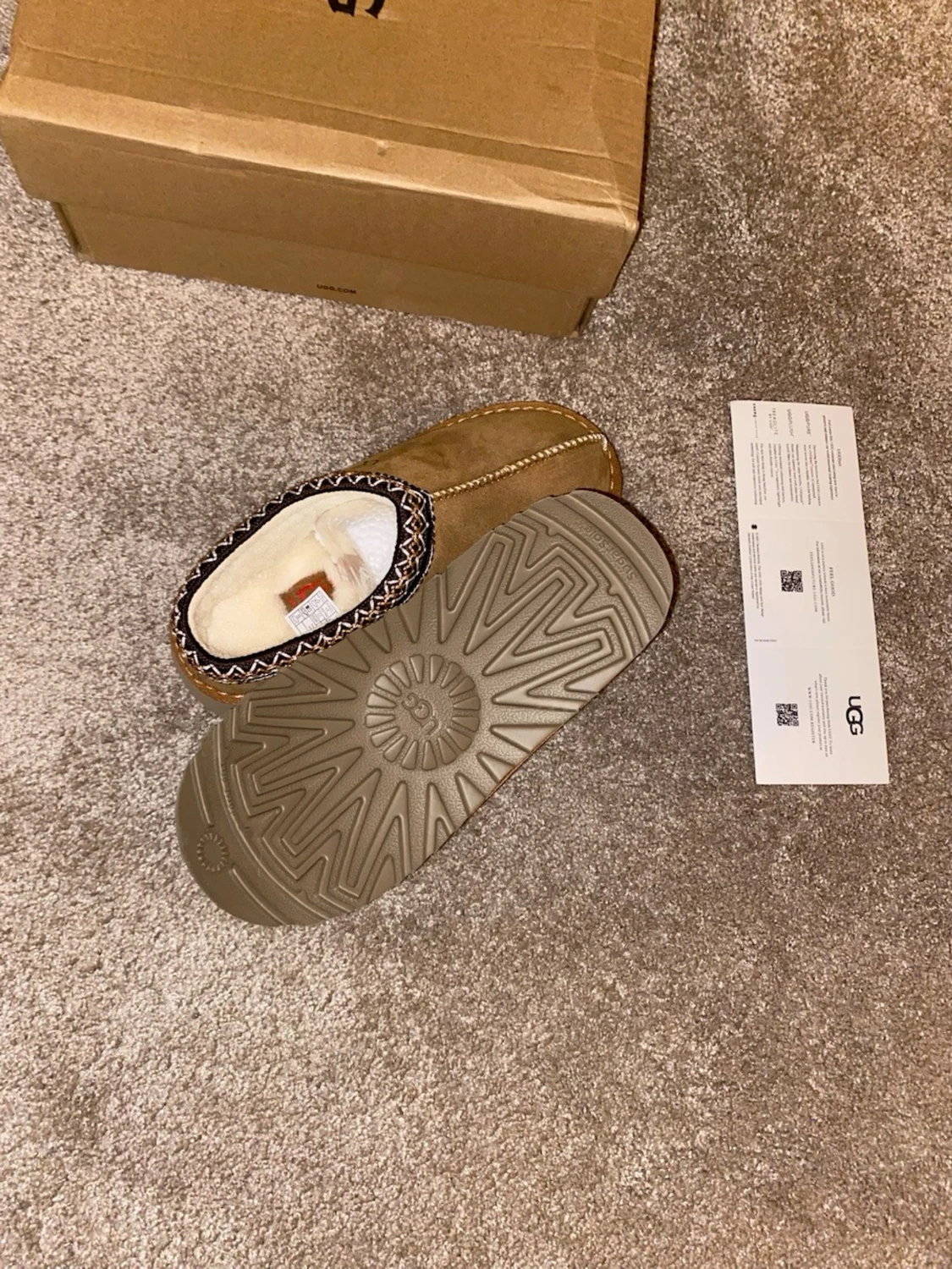 Bruna fårskinnstofflor från UGG - 2