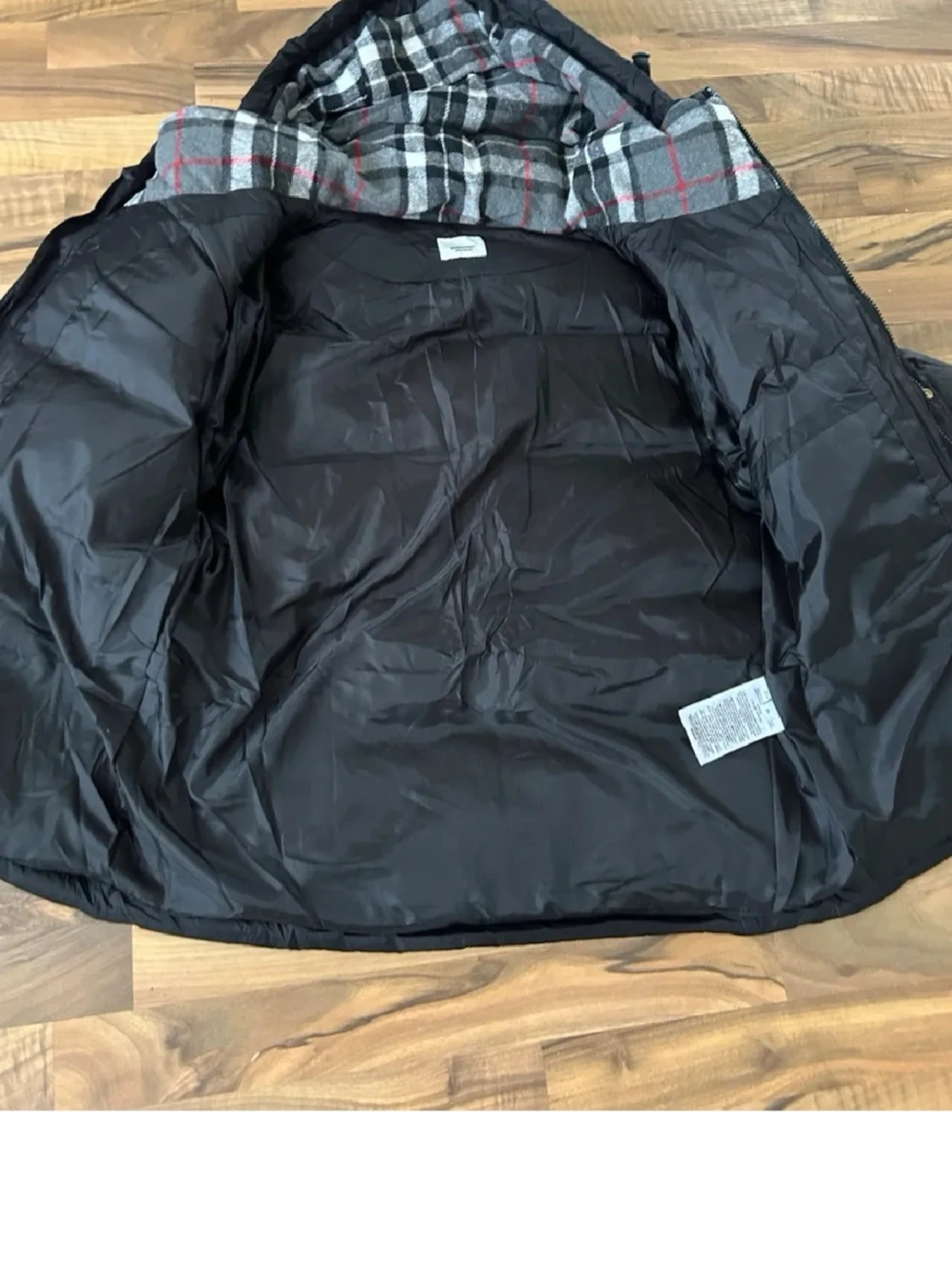 Svart pufferjacka med huva - 1