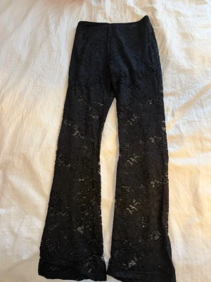 Spetsbyxor  - Svarta utsvänga spetsbyxor, bra passform och stretchiga. Mycket fina till fester eller annat!