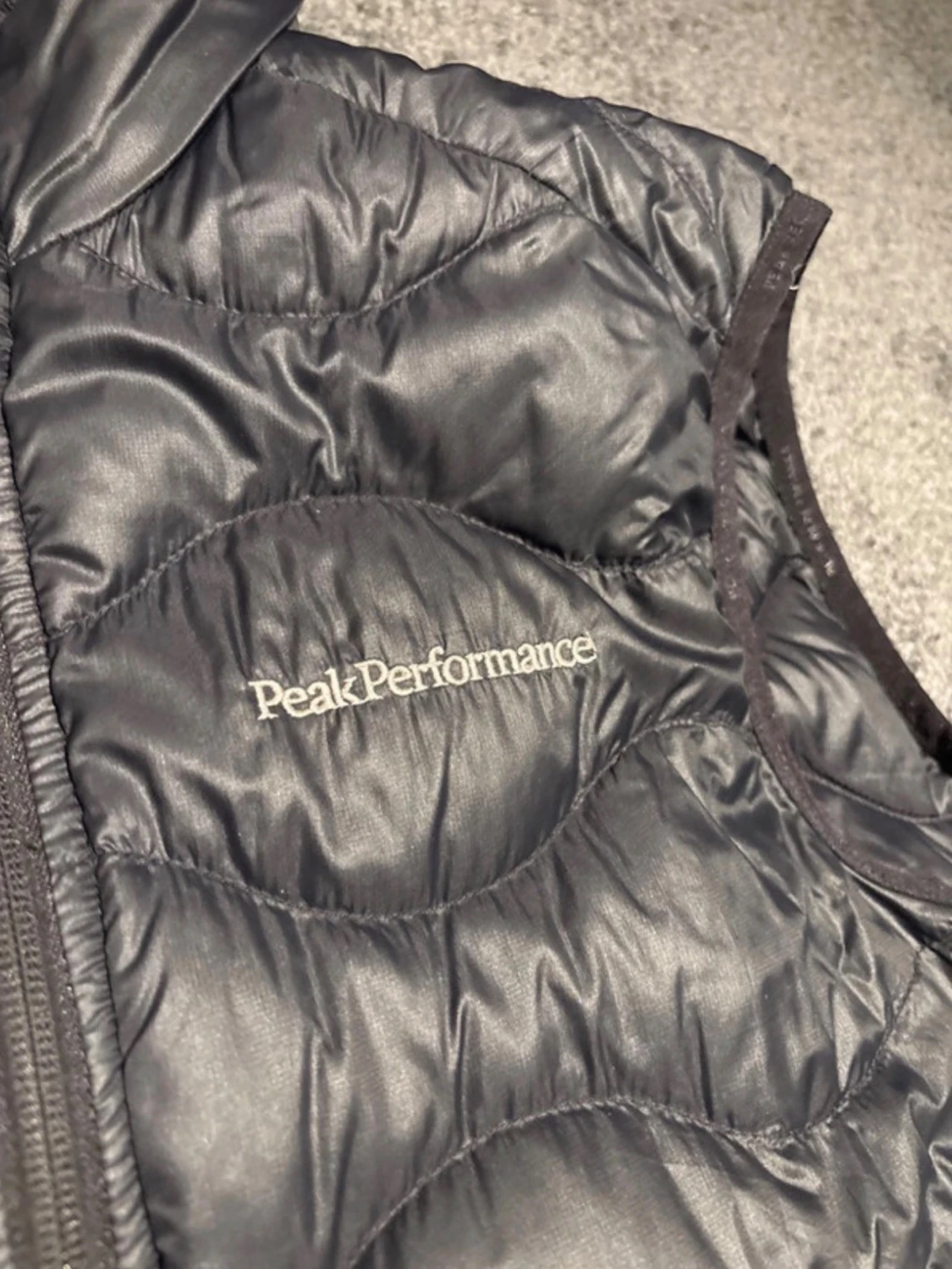 Svart dunväst från Peak Performance - 2