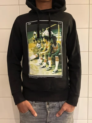 Sanjo tröja tryck  - Hej! Säljer denna otroligt snygga Sanjo hoodien med tryck köpt i Portugal, bra skick inga defekter. Modellen är 187 cm lång och den sitter tight. 