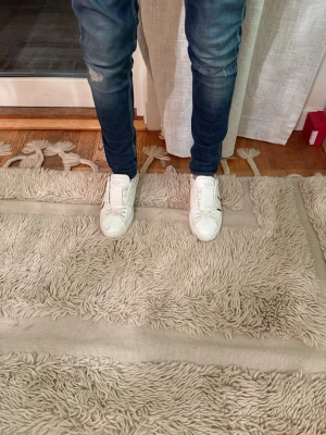 Valentino skor  - Tjabba! Säljer nu dessa valentinos skor i storlek 43! Dom är i ett bra skick 8/10, inga större defekter! Dessa skor är perfekt nu till våren/sommaren! Om ni har några tankar eller funderingar så är det bara att höra av sig!😁