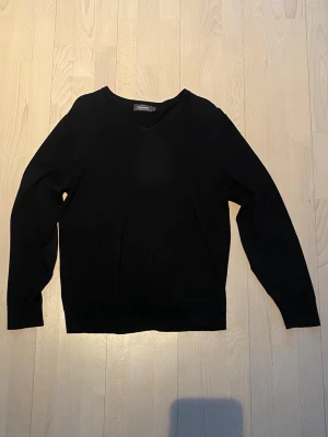 Dressman V-neck tröja  - Tjena! Säljer nu denna sjukt stilrena v-neck från dressman. Storlek L och i bra skick. Enda defekten är ett hål nära armbågen vilket enkelt kan återgäldas. Priset är ej hugget i sten så hör av dig vid minsta fundering:)