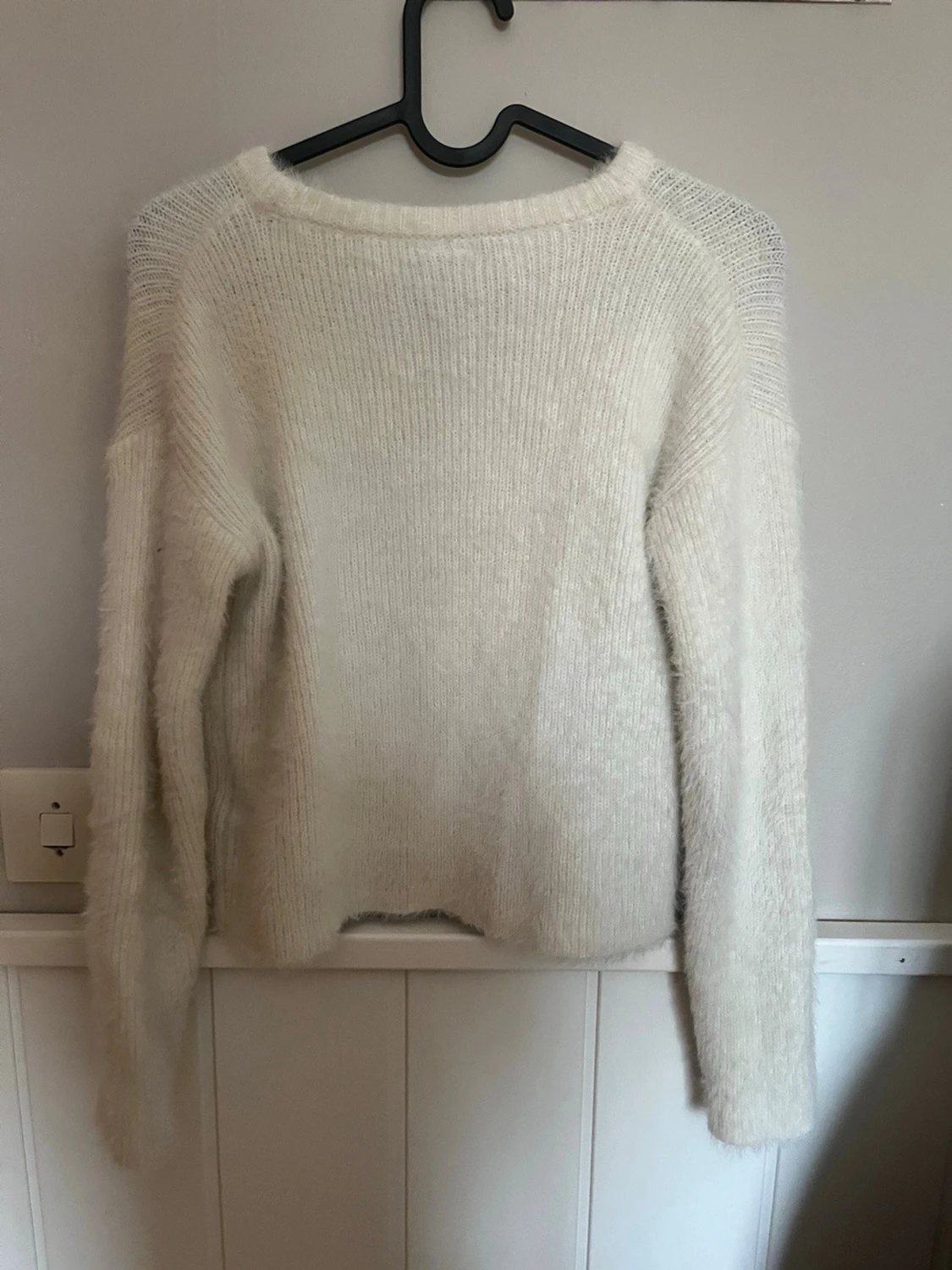 Vit fluffig stickad tröja - 1