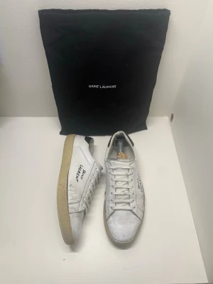 Saint Laurent skor - Säljer nu dessa tvär snygga Saint Laurent skor. Storlek 44 men passar även 45. Skriv vid nån fundering eller om pris!