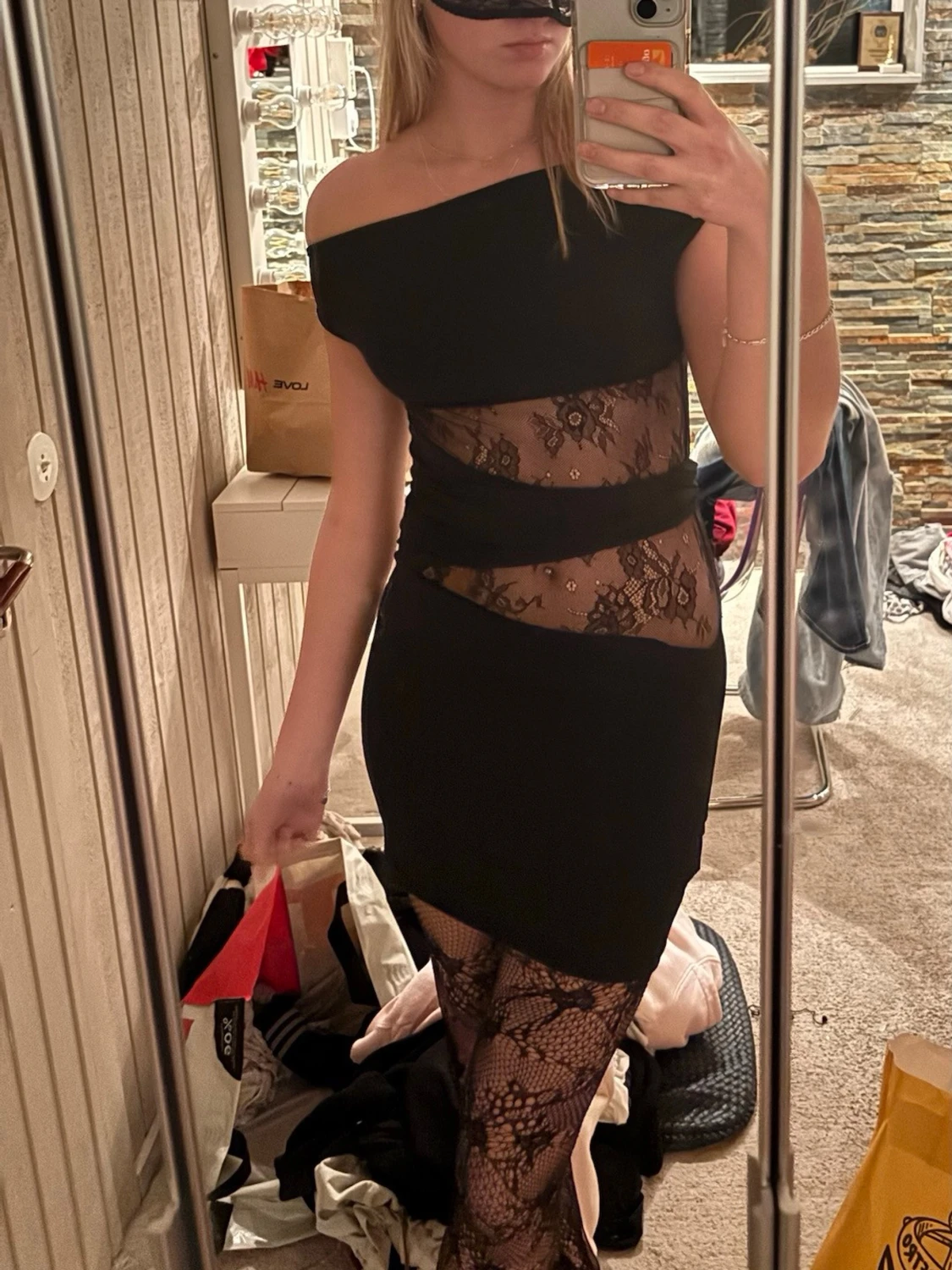 Svart omlottklänning med spetsdetaljer - 2