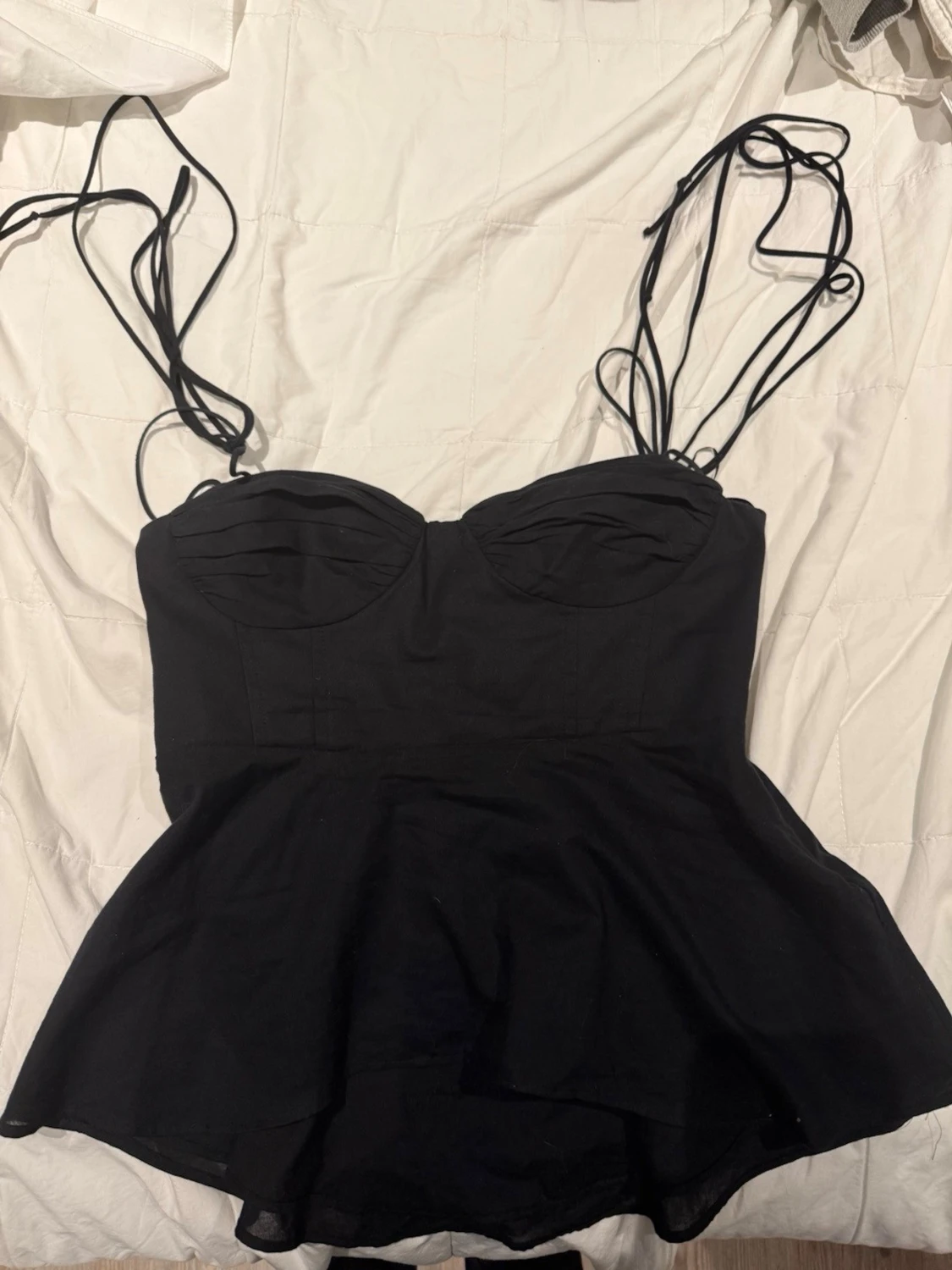 Svart korsettopp med volang