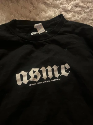 The world is yours asme t shirt  - Köpt på asmes konsert 31 maj evenew arena , använd ca 4 gånger så typ ny pris kan förhandlas köpt för 365kr 