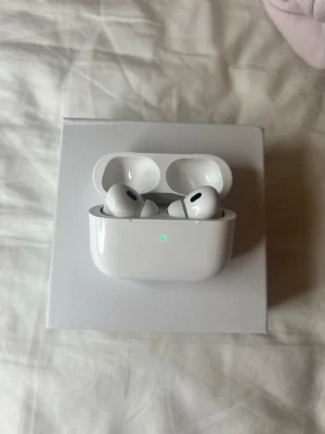 AirPods Pro (2nd gen) Noicecancellation - Apple AirPods Pro (2nd gen) Med aktiv brusreducering (ANC) och transparensläge. USB-C-laddning. I mycket fint skick, komplett med laddkabel, extra örontoppar och originalkartong. Endast öppnade  💸 Pris: 549 kr (kan diskuteras) ✉️ Skriv vid frågor 📌 Se min profil för info om frakt & villkor.