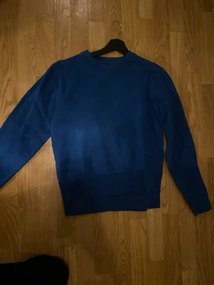 Blå sweatshirt  - Strl S från Cubus 