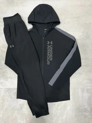 UNDER ARMOUR - STORM TRACKSUIT - Under Armour – STORM Tracksuit • Jacka och byxa i matchande färg • Storlekar från XS till 2XL • Går också att få på sneaks,se