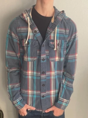 Sällsynt hollister skjorta med luva  - Tja! Säljer denna tvär snygga hollister skjortan. ‼️Fraktar samma dag som köp‼️Sitter riktigt bra och passar till mycket! Modell är 176 och 58 kg! 