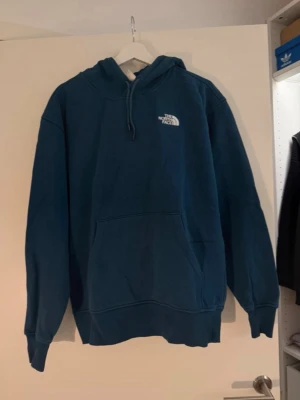 Blå hoodie från The North Face - Snygg blå hoodie från The North Face.