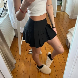 Svart minikjol - Världens sötaste mini tenniskjol ifrån Motel Rocks! Storlek xxs💕 har bara använt den en gång 