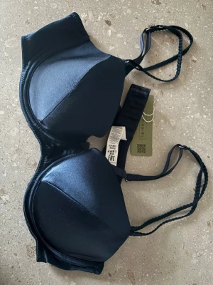 Bh Intimissimi  - Säljer denna helt nya bh från Intimissimi inte ens provad. Nypris ca 600kr säljer för 300kr eller bud! Super snygg! 