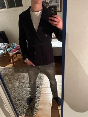 John Henric Kavaj  - Snygg svart John Henric dubbelknäppt ull kavaj | Kanon skick | Modellen på bilden är 182 och väger 70 kg | P038