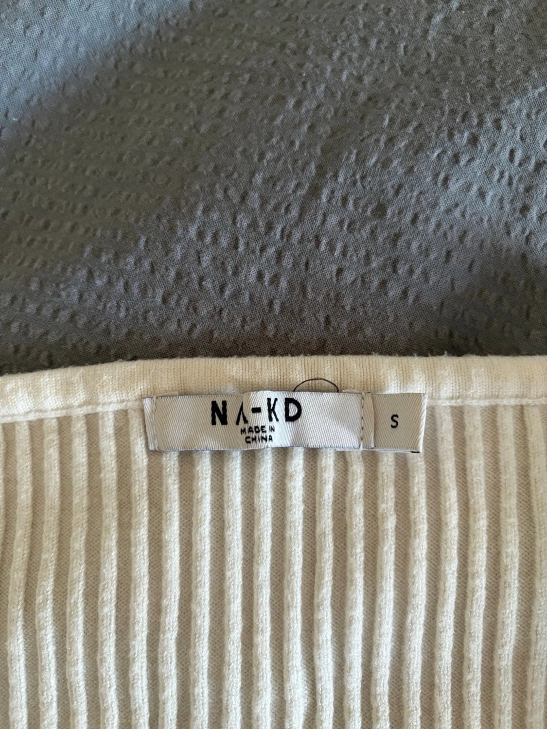 Ribbad beige topp med puffärm från NAKD - 2