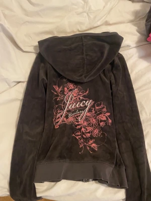 Juicy Couture grå hoodie med tryck - Vintage grå Juicy Couture-tröja med dragkedja och logotypdesign på baksidan