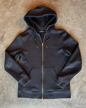 J.Lindeberg Hoodie - Tjena! Säljer nu denna J.Lindeberg Hoodie med dragkedja. Storlek S - Skick 9/10 - Nypris på denna är 1400 och mitt pris 699, (pris kan diskuteras vid snabb affär). Hör gärna av er vid minsta fundering/fråga. MVH JL STORE