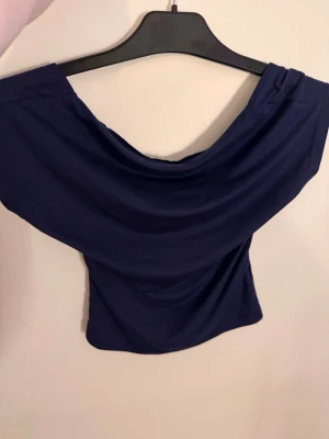 Mörkblå öppenryg t shirt - En mörkblå t shirt som är öppen i ryggen knappt användt sitter väldigt fint och har skönt material storlek xs/s