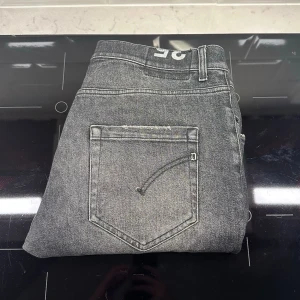 Dondup jeans  - Dondup jeans i mycket fint skick | Väldigt snygg tvätt | Storlek W35, måtten är: Midja: 45cm, Längd: 100cm | Hör av dig vid frågor!