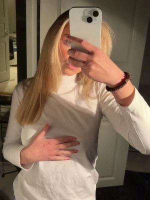 Vitt långärmad topp med krage - Säljer en vitt långärmad topp som passar till de mesta. Passar att använda både till vardag men även att klä upp.