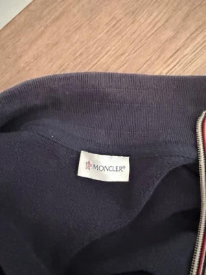Mörkblå cardigan  från Moncler - Snygg mörkblå cardigan från Moncler i storlek L, liten i storleken så passar dig som har M. Pris kan diskuteras vid snabb affär 