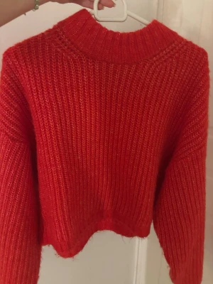 Röd stickad tröja  - Säljer denna söta stickade tröjan ifrån Gina Tricot! Bra skick och tjockt och skönt material💕