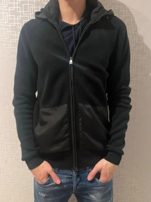 Cardigan  - Cardigan ifrån märket Roy Robson, i ett utomordentligt skick inga defekter. Luvan går att ta bort och sättas på om man skulle önska det. Ny pris 2500 mitt pris 599. Skriv gärna kring funderingar