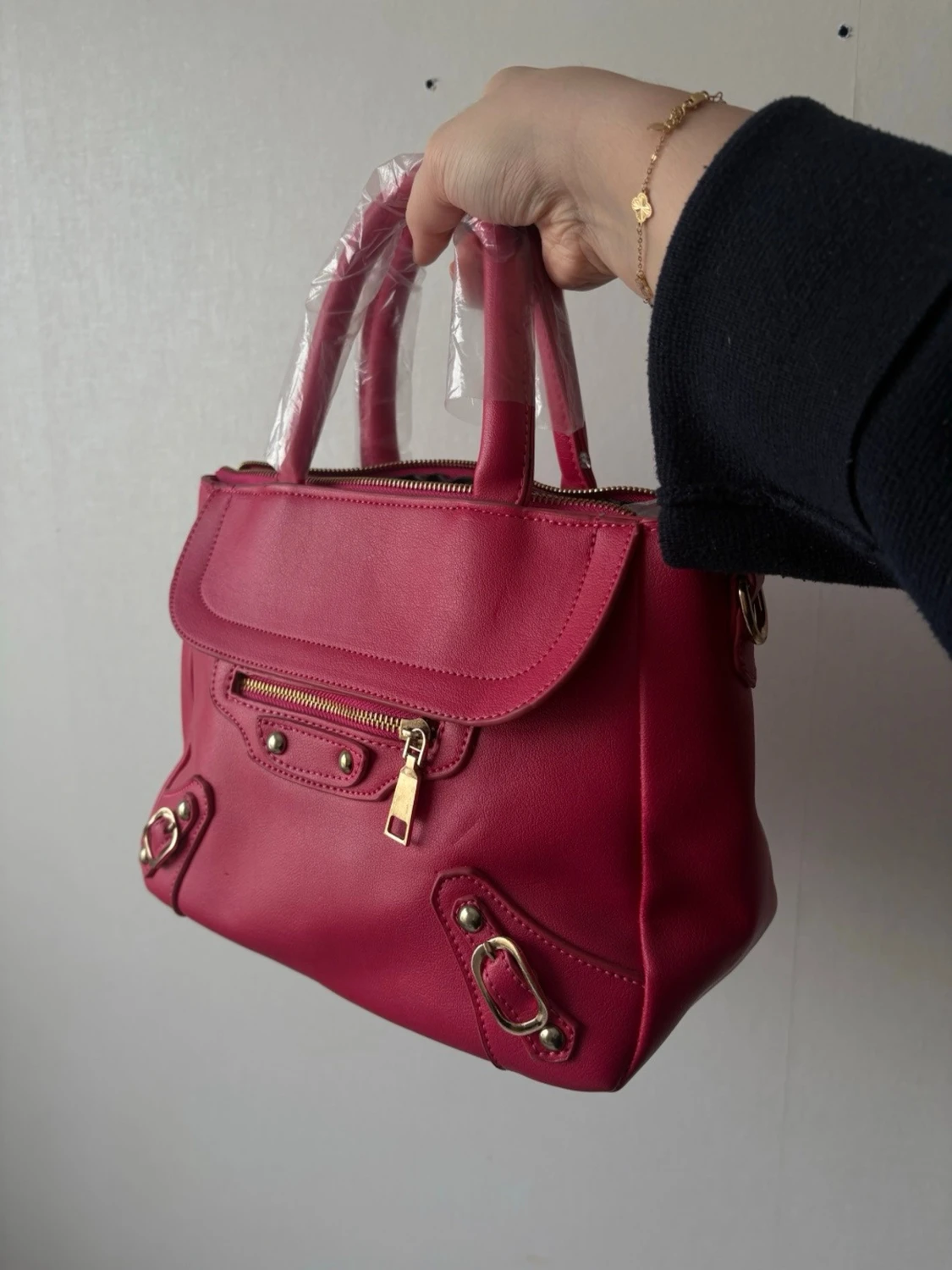 Rosa handväska / axelväska med guldfärgade detaljer