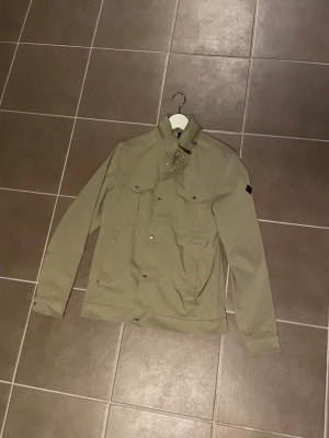 J.Lindeberg fieldjacka  - Riktigt schysst fieldjacka från j.lindeberg i storlek S. Mitt pris 1800kr. Hör av er vid frågor och funderingar!